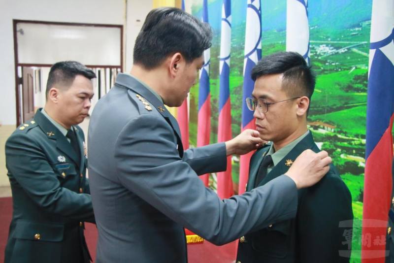 陸軍步兵第104旅日前辦理「民國113年4月份晉任授階暨頒獎典禮」。（陸軍第十軍團提供）