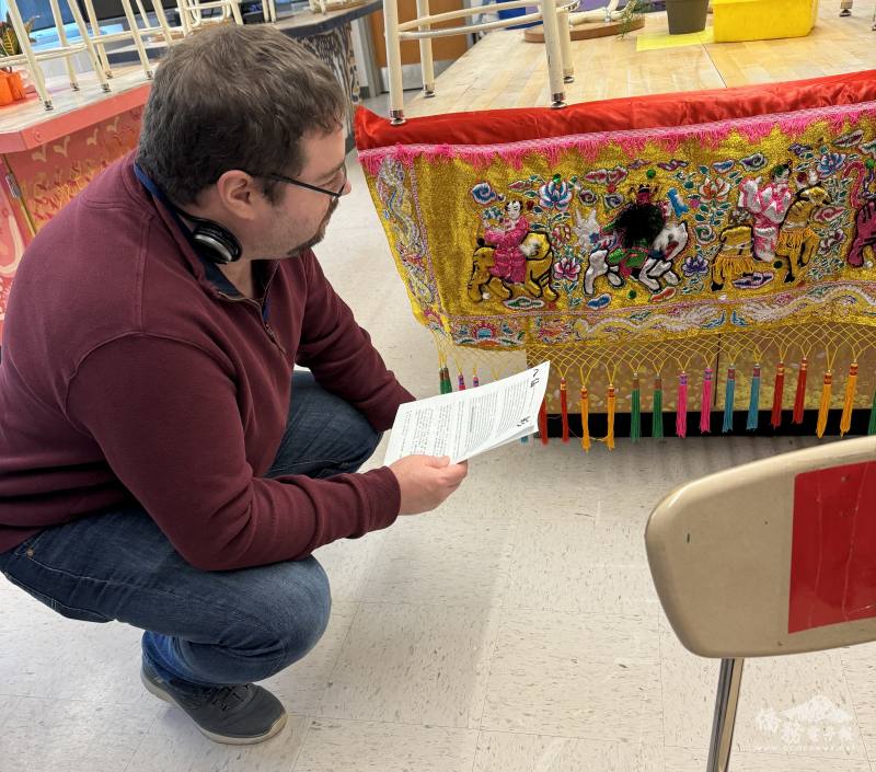 學員在老師協助下尋找八仙彩上的人物