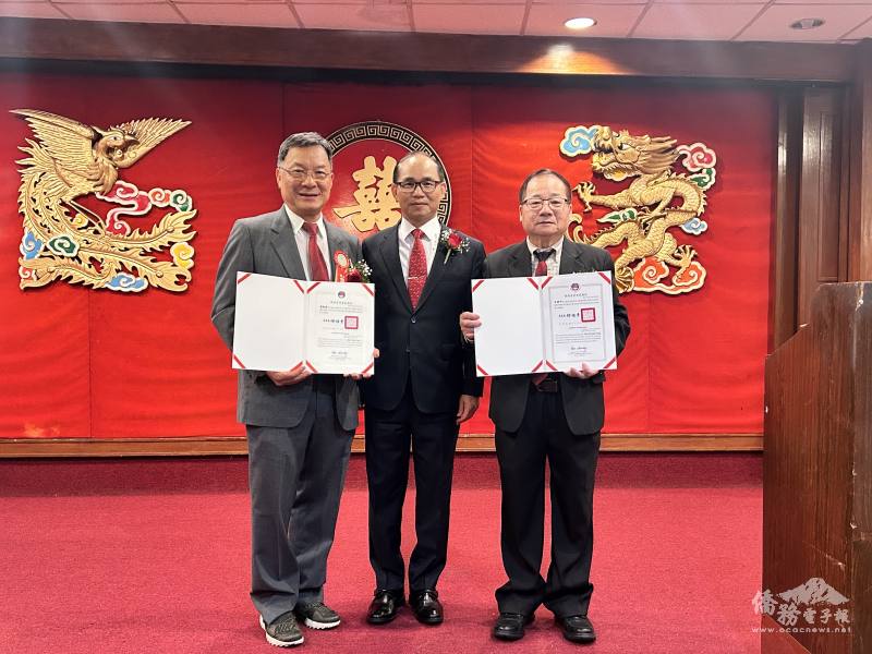 張正育代表僑務委員會委員長徐佳青致頒感謝狀予滿任副主席雷鉅鼎(左)及方建中(右)。