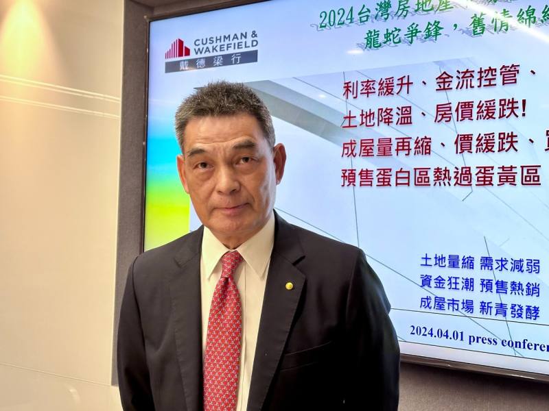 戴德梁行董事總經理顏炳立表示，預售屋熱銷，將使得房價單價甜蜜期拉長一整年。(謝佳興 攝)