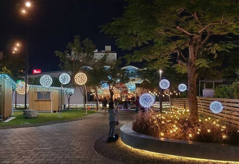 台東縣政府推出「2024鐵花燈之祭」，規劃「繁花盛宴」主題系列燈飾，從4月4日開始持續至6月25日，目前陸續試燈。（台東縣政府提供）