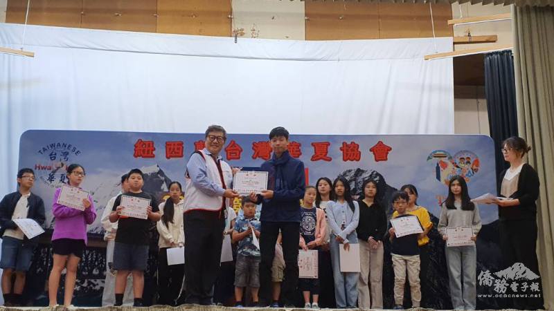 陳琮崴（左）頒發獎狀給才藝與成績優越會員子弟