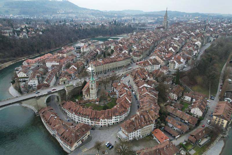 瑞士由26個邦組成，現今的政治體制可回溯至1848年聯邦政府成立，其憲法開宗明義寫道「惟有行使自由才能保證自由」，確立了直接民主制度170多年來的穩健發展。這個總面積約4萬平方公里、人口約890萬的歐洲小國，每年舉辦3到4次的全國及地方層級公投。圖為瑞士首都伯恩市舊城區。