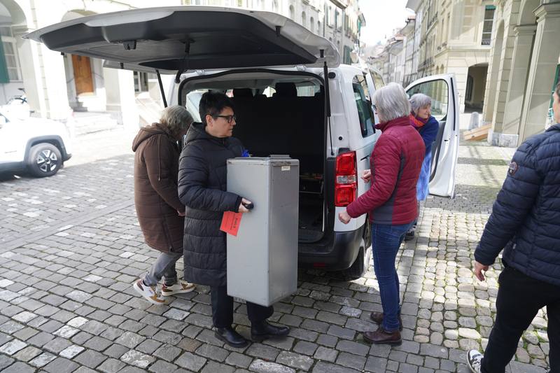 公民投票是一種參與公共事務、彰顯公民意識的方法，而瑞士是世界上公投最頻繁的國家。瑞士在3月3日進行公投，伯恩市的選務人員以計程車將票匭運往市長辦公室，準備進行計票作業。