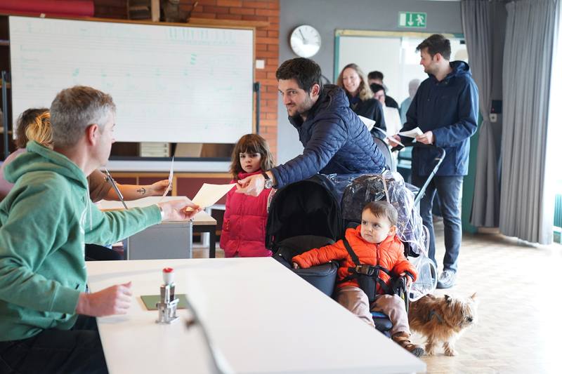公民投票是一種參與公共事務、彰顯公民意識的方法，而瑞士是世界上公投最頻繁的國家。3月3日在瑞士首都伯恩市的一間投票所，當地選民帶著孩童及愛犬前往投票。