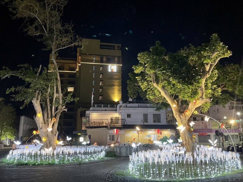 台東縣政府推出「2024鐵花燈之祭」，從4月4日開始持續6月25日，透過光影花海，讓遊客享受春天繁花盛開的感動。（台東縣政府提供）