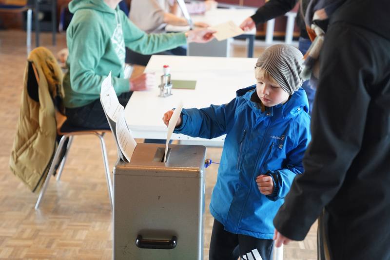 公民投票是一種參與公共事務、彰顯公民意識的方法，而瑞士是世界上公投最頻繁的國家。3月3日在瑞士首都伯恩市的一間投票所，當地選民把選票交給孩童，讓他們從小認識自己的公民權。