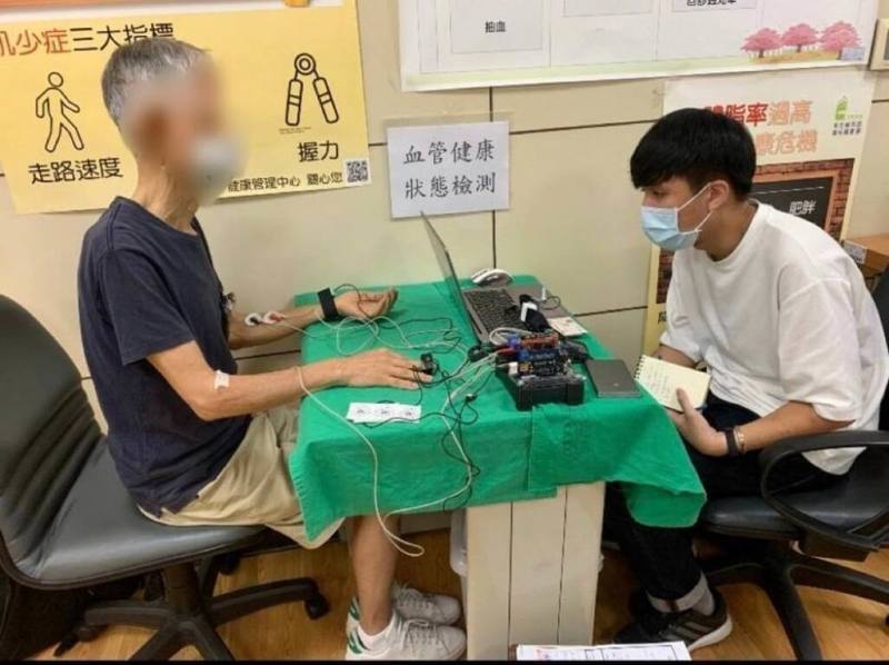 台灣科技大學團隊研發穿戴式AI智慧裝置，透過檢測可評估整體血管健康狀態，並經由分析能得知失智症等12項疾病風險。（台科大提供）