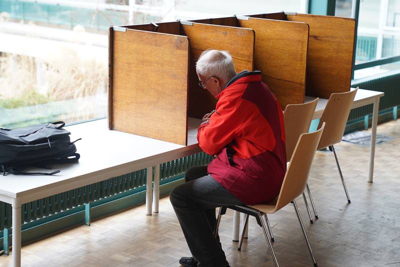 公民投票是一種參與公共事務、彰顯公民意識的方法，而瑞士是世界上公投最頻繁的國家。3月3日在瑞士首都伯恩市的一間投票所，少數選民到現場才圈選公投意向。