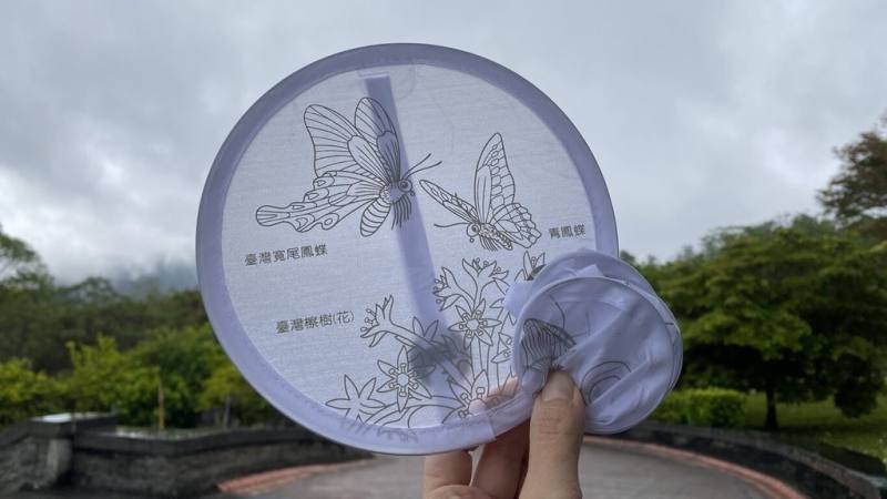 為維護自然環境，雪霸國家公園管理處將在清明連假期間發起「垃圾帶下山」活動，離園當日將揹負下山的垃圾，提供給服勤志工查看，即可兌換限量摺疊扇。（雪霸國家公園管理處提供）