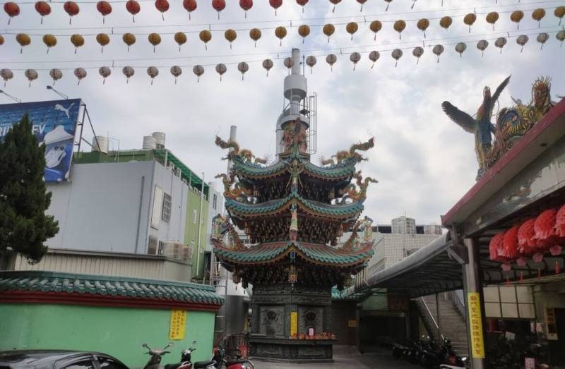 南投縣政府環境保護局表示，今年針對轄內合法登記寺廟新設環保金爐或空氣污染防制設備及環保禮炮車提供補助，同時也鼓勵民眾以米代金、以功代金、以花代香等環保祭祀。（南投縣環保局提供）