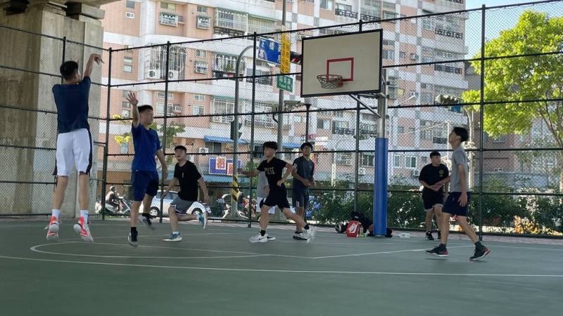 前十字韌帶撕裂是常見的運動傷害疾病之一，其中，籃球運動常會用到各種快跑、急停、煞車及轉身等動作，對於膝蓋造成不小壓力導致運動傷害。圖為示意圖。（亞大醫院提供）