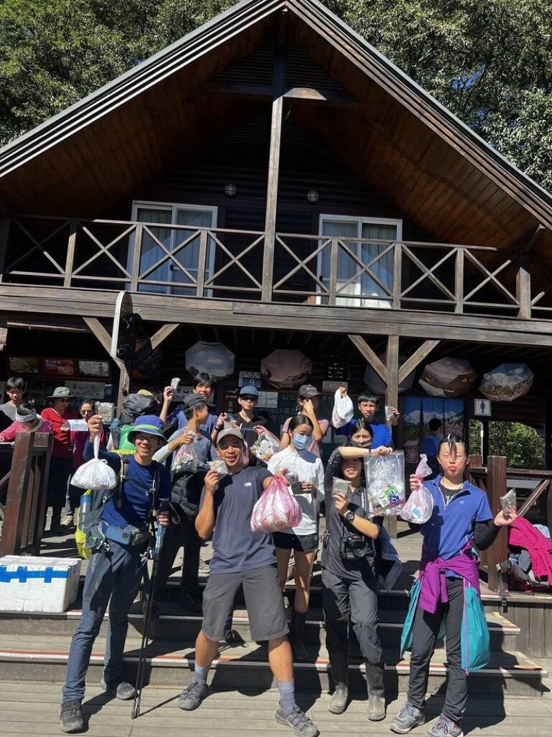 雪霸國家公園管理處表示，園區步道常見山友遺棄的果皮、口罩、衛生紙，易污染山區、野生動物誤食，清明連假期間將發起「垃圾帶下山」活動，呼籲山友響應。（雪霸國家公園管理處提供）