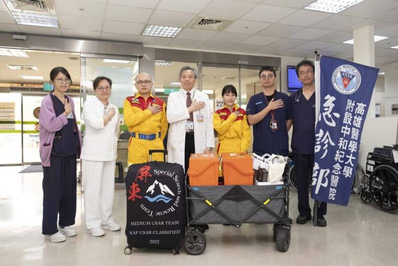花蓮3日上午發生芮氏規模7.2的地震，許多地方傳出災情，高雄醫學大學附設中和紀念醫院也派出1名醫師、3名護理師，與高雄、屏東特搜大隊共同至災區支援。（高醫提供）