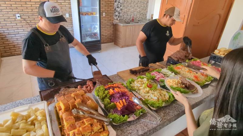 巴拉圭青商會理監事，於中場午宴時刻安排道地巴式烤肉及當地美食，供所有與會僑領及僑青眷屬一同餐敘聯誼