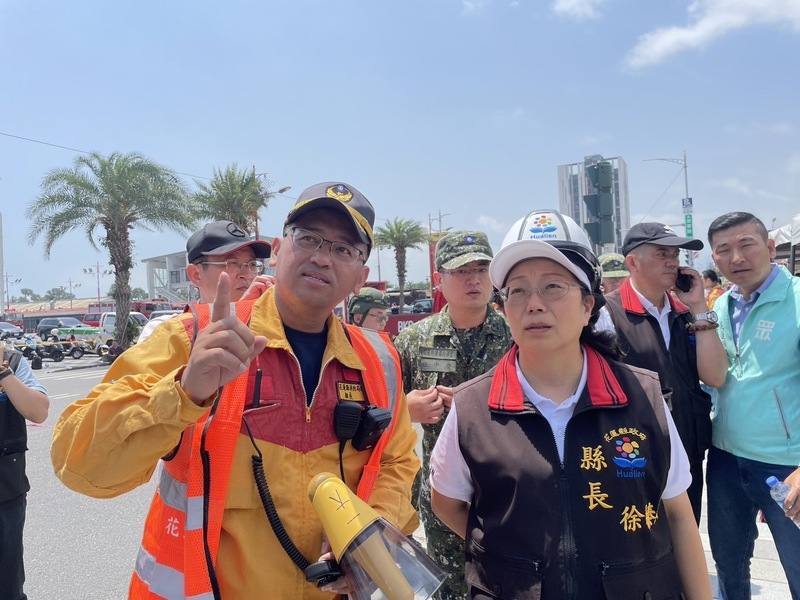 花蓮3日上午發生地震，多處傳出災情，縣長徐榛蔚（前右）表示，目前屋損相當嚴重，縣府也已開立特別網站與專線讓民眾關心家屬是否已在醫院治療中。