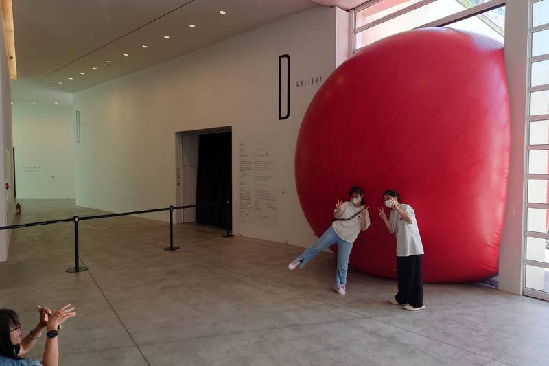 紅球吸引民眾前往近距離互動拍照。