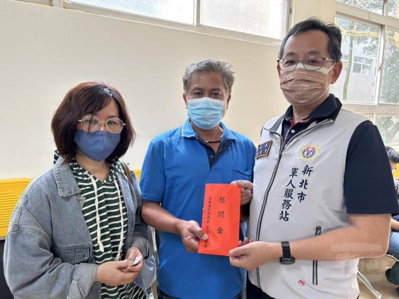 新北市軍人服務站探慰因病住院官兵，向家屬表達慰問關懷之意。（新北市軍人服務站提供）