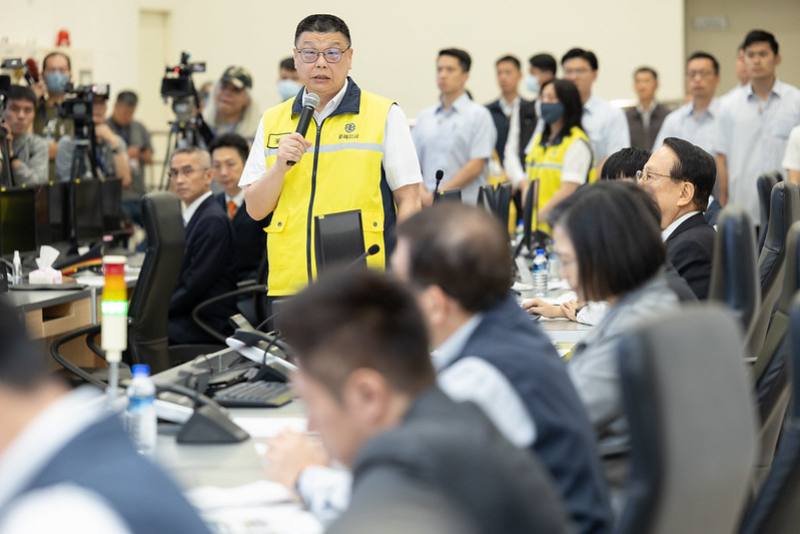 總統分別聽取臺鐵公司董事長杜微、高鐵公司董事長江耀宗及交通部公路局局長陳文瑞簡報「0403地震影響及搶修輸運情形」