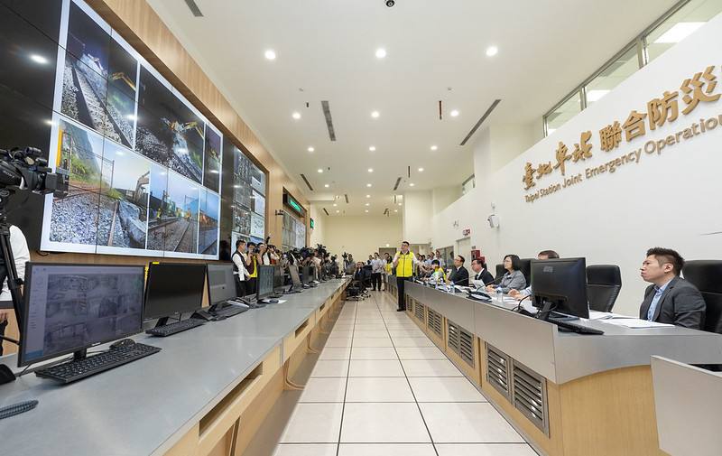 蔡英文總統4日上午前往臺北車站聯合防災中心視察「臺鐵、高鐵及公路0403地震影響及搶修疏運情形」