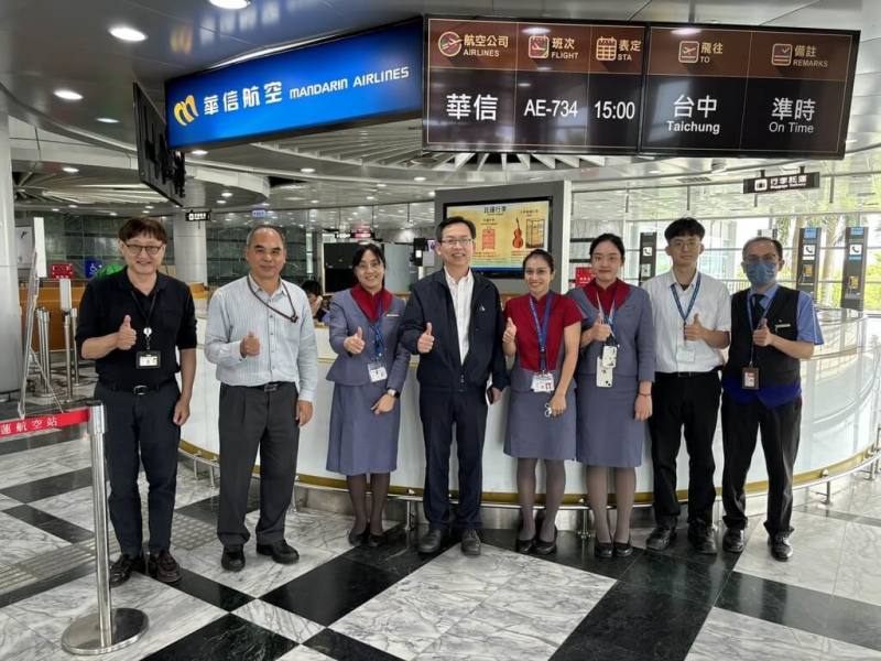 花蓮地震、金門濃霧導致交通大亂，民航局陸續啟動海空ABC疏運計畫。交通部次長林國顯（左4）4日赴花蓮機場慰問航站同仁與航空公司員工，感謝航空公司在非常吃緊的運能中「擠」出加班機，全程善盡服務旅客責任。（民航局提供）