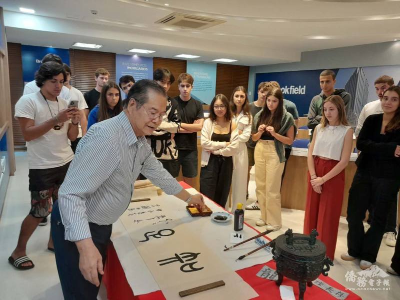 劉樹德老師示範象形文字邊說明