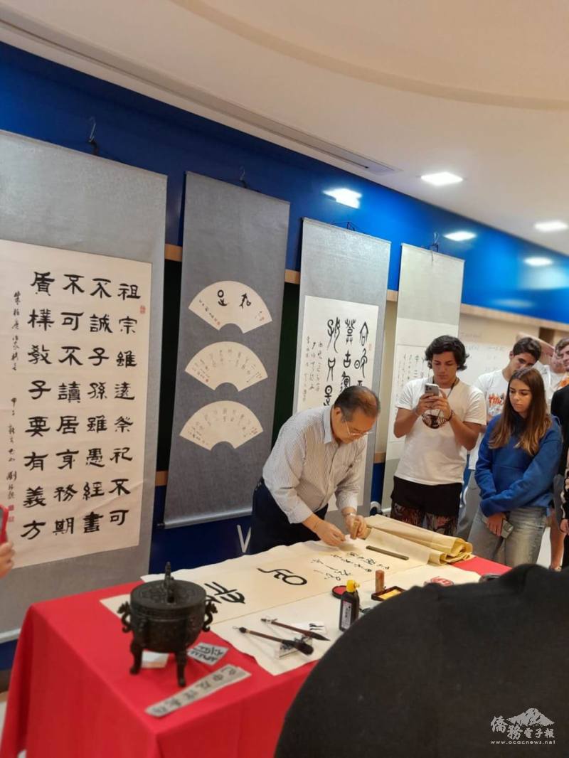 牆壁上全是劉樹德老師作品