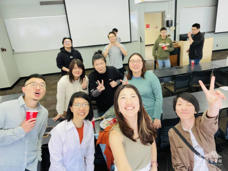講者石又、洪予揚與現場的工作人員及學生們的合影留念