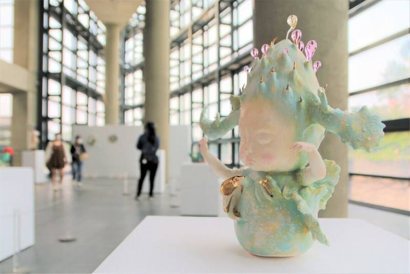 「飛航模式–陳芍伊陶瓷創作個展」持續在新北市立鶯歌陶瓷博物館展出中，展出作品「飛羽植栽」以清新溫柔的綠色點綴，搭配植栽小精靈身上半透明的玻璃裝飾，增添夢幻輕盈感。（新北市鶯歌陶博館提供）