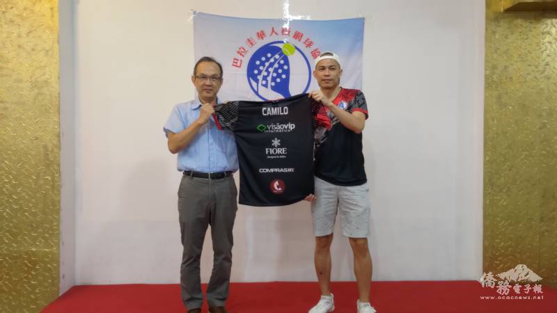 巴拉圭華人板網球協會會長楊凱安（右）致贈紀念球衣予張俊彬總領事（左），感謝對球會的支持與鼓勵