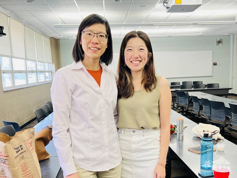 講者石又與洪予揚就畢業後求職經驗進行分享