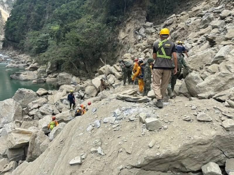 花蓮發生強震，國軍官兵5日一早協同消防局及民間特搜隊，挺進「砂卡礑步道」協尋失蹤民眾。（國軍第二作戰區提供）