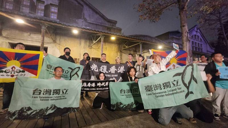 抗議中國樂團「回春丹」發文稱「中國台灣」引發不滿，4月2日回春丹的Legacy專場外變社運現場