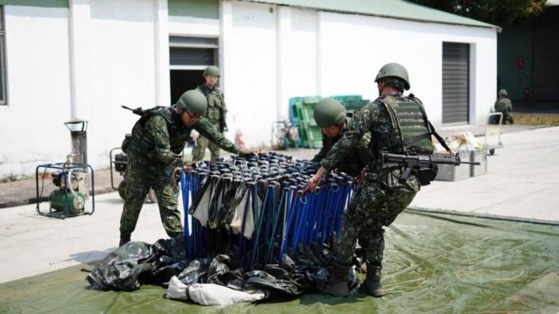 左營補給分庫基地期末測考，官兵進行沐浴站架設。（陸軍4支部提供）