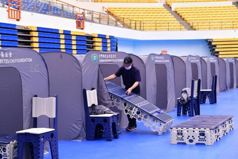 慈濟基金會指出，花蓮強震後，慈濟在中華國小活動中心避難所架設的「福慧隔屏」是封閉式可掀拉進入的深藍色帳篷，其設計發想緣起於2018年花蓮地震，當時災民起居毫無隱私，也讓慈濟決定設計有隱私空間的安置設施。（慈濟基金會提供）