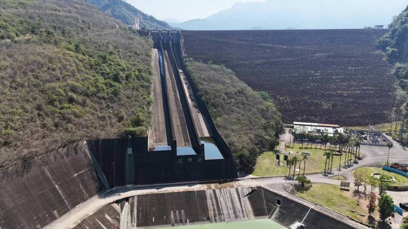 經濟部水利署南區水資源分署在3日地震過後，監控巡檢轄下水庫邊坡、護岸等設施，公布巡檢結果均為正常。圖為曾文水庫大壩左岸茅埔地滑區無異常變化。（南水分署提供）