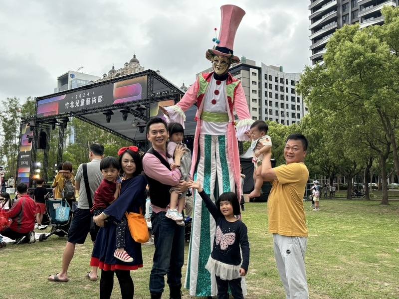 2024竹北兒童藝術節5日起一連兩天在水圳森林公園熱鬧舉行，竹北市長鄭朝方（前左3）出席開幕活動，歡迎大小朋友把握假期到場同樂。