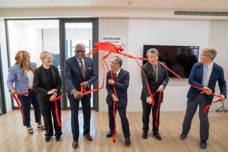 台灣大學2月19日在台北簽署「台大九州UIUC三校聯合中心合作備忘錄」，並為設在台北的聯合中心舉辦揭牌儀式，3校代表美國伊利諾大學香檳分校（UIUC）校長瓊斯（Robert Jones）（左3起）、台大校長陳文章、日本九州大學校長石橋達朗出席。（台大提供）