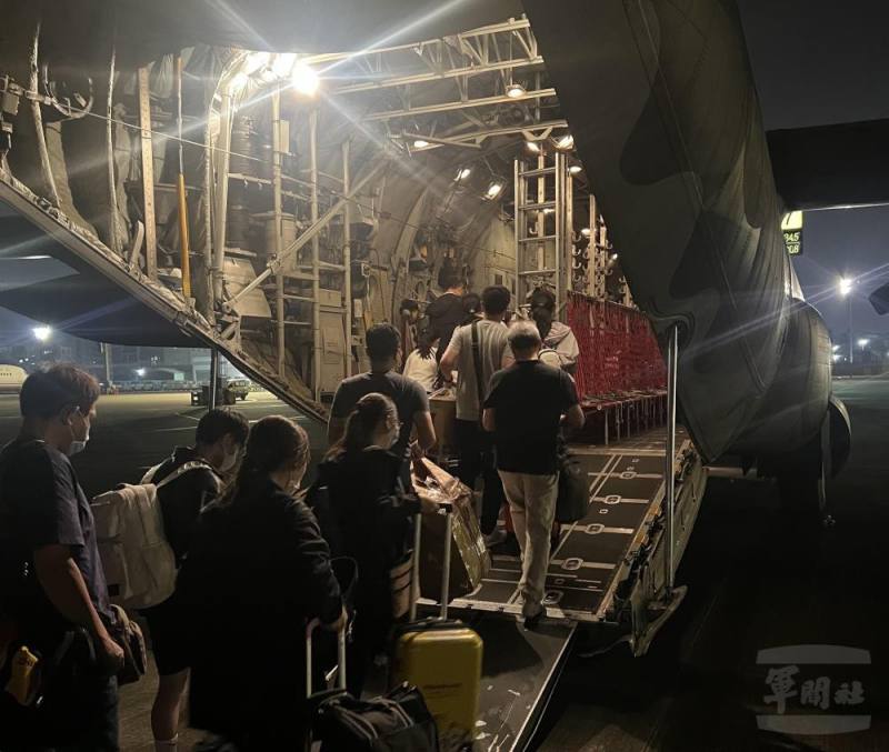 空軍第六混合聯隊派遣C-130運輸機合計5架次前往金門尚義機場，計載運350餘人次。（六聯隊提供）
