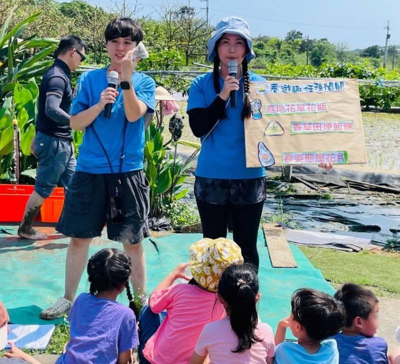 新北市金美國小附設幼兒園「插秧季」土地課程日前舉行，孩童下田體驗插秧後，由老師說明土地闖關遊戲，盼讓孩子與土地有更多的連結，感受大地的美好。（金美國小附幼提供）