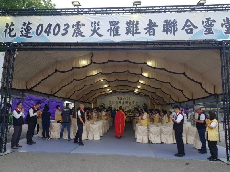 花蓮縣政府在花蓮市立殯儀館成立「0403震災罹難者聯合靈堂」及服務據點，盼讓家屬無後顧之憂，安心地陪伴亡者走完最後一程。（花蓮縣政府提供）