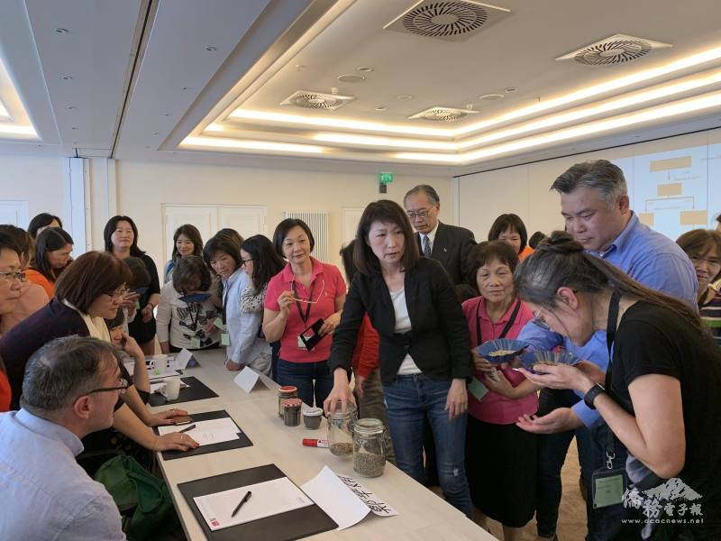 鄭華娟曾受邀德國婦女聯誼會年會上為大家解說認識咖啡豆的重要