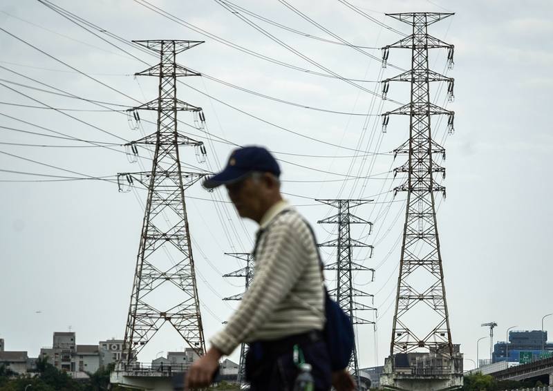 圖為民眾行經高壓電塔附近