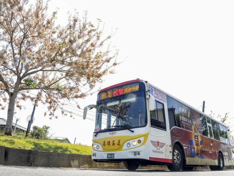 高雄市交通局推薦民眾可搭乘旗美國道快捷前往旗山與美濃等地區，欣賞花海與獨特的人文風情，購買月票更可以無限暢遊旗美區域各大景點。（高雄市交通局提供）