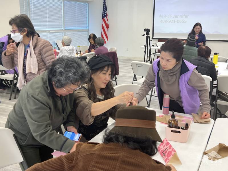 參加講座人員親手調製各種不同的精油