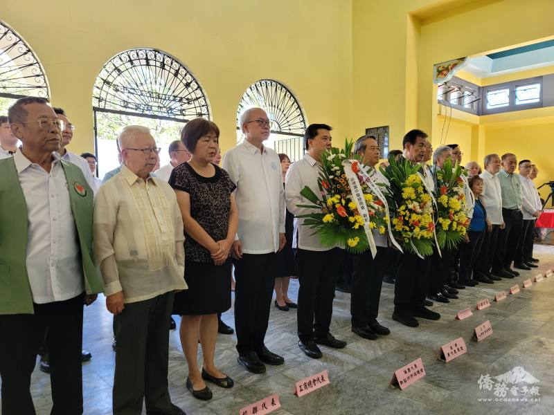 周民淦、陳長善、謝銘洲等人向抗日殉難烈士獻花鞠躬