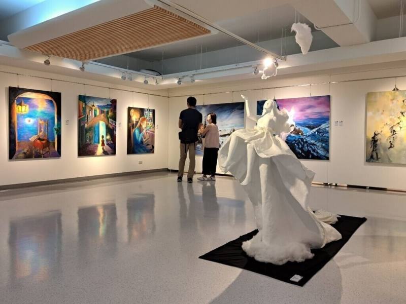 「2024青春美展」6日在高雄市文化中心舉辦聯合開幕式，11所大學院校及高雄4所中學美術相關科系畢業學生創作輪流上場，將展出至6月11日。（高雄市文化局提供）