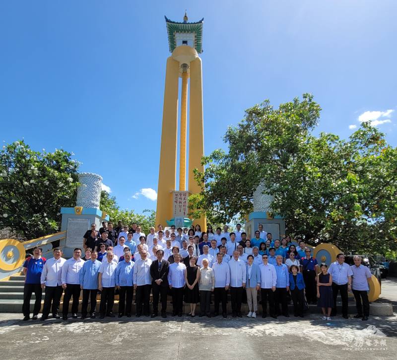菲華各界聯合籌備慶典委員會在馬尼拉市華僑義山公祭抗日殉難烈士