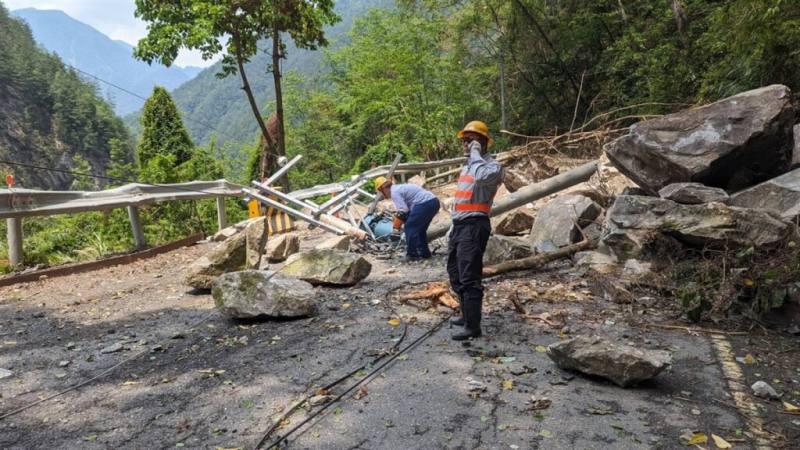 花蓮地震造成中橫便道內多處發生落石，道路遭阻斷，谷關工務段連日持續出動機具搶修，希望盡快恢復通車。（谷關工務段提供）