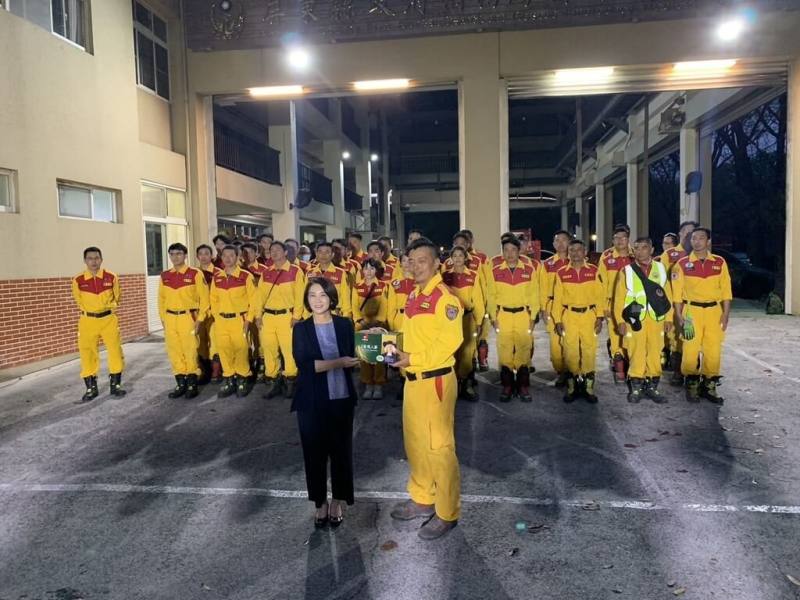 屏東縣搜救大隊結束花蓮地震救援行動，6日晚間歸隊，屏東縣長周春米（前左）到特搜大隊基地迎接。（屏東縣政府提供）